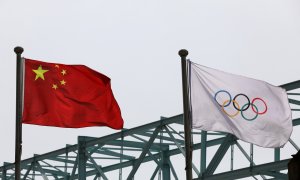 La bandera nacional china ondea junto a una bandera olímpica en el Comité Organizador de los Juegos Olímpicos y Paralímpicos de Invierno de 2022 en Beijing.