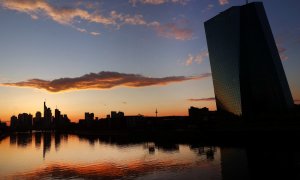 La silueta del rascacielos donde tiene su sede en BCE en el barrio financiero de Frácfort aparece recortada en el cielo durante el atardecer. REUTERS/Kai Pfaffenbach