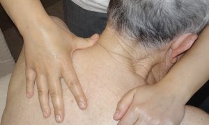 La profesional Ángela Cobos practica un masaje a una persona mayor de 65 años. - Cedida