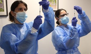 Dues infermeres preparen vacunes contra la Covid-19.