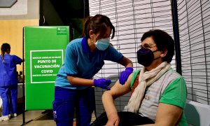 Una mujer es vacunada en Almería.