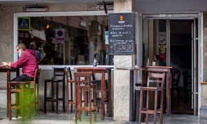 La pizarra de un bar indica las medidas a seguridad a seguir en el municipio riojano de Arnedo.