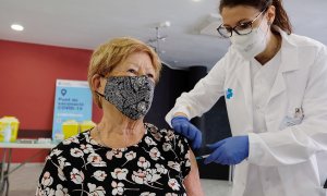 Una professional sanitària administra una de les primeres dosis de la vacuna de Janssen a Catalunya el 22 d'abril del 2021.