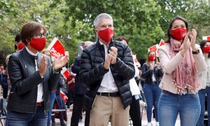 El ministro del Interior, Fernando Grande-Marlaska, junto a la ministra de Industria, Comercio y Turismo, Reyes Maroto (d), y la directora de la Guardia Civil, María Gámez, durante un acto de campaña del candidato socialista a las elecciones de la Comunid