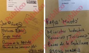 Los sobres de las cartas enviadas al diputado de Bildu Jon Iñárritu y a la ministra Reyes Maroto, escritos con la caligrafía de la misma persona.