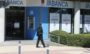 Un hombre pasa al lado de una sucursal de Abanca, en Madrid. — Marta Fernández / EUROPA PRESS