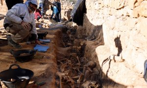 Arqueòlegs treballant a la fossa de la Guerra Civil al cementiri vell del Soleràs, el 20 de novembre de 2017.