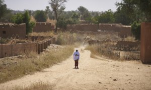 Imagen de archivo de una mujer observando el paso del ejército francés en un vehículo blindado, en noviembre de 2019, al norte de Burkina Faso.