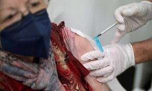 Una mujer recibe la vacuna de Pfizer en el pabellón de Expocoruña en A Coruña el pasado 22 de abril.