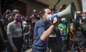 La ministra de Igualdad y el candidato de Unidas Podemos a la Presidencia de la Comunidad, Pablo Iglesias con un megáfono se dirige al público durante un acto del partido en el Polideportivo municipal Cerro Buenavista de Getafe, a 27 de abril de 2021, en