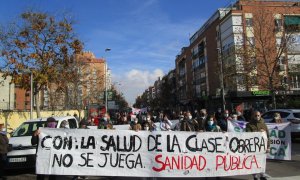 Imagen de una de las manifestaciones que realizan los vecinos del barrio madrileño de Carabanchel para pedir más inversión para la sanidad pública.