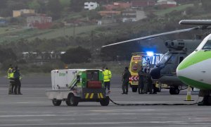 El helicóptero del Servicio Aéreo de Rescate con los tres migrantes rescatados, a su llegada al aeropuerto Tenerife Norte.