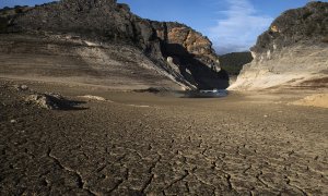 Vista general del embalse de Entrepeñas, en Guadalajara, completamente seco en el verano de 2017.