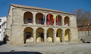 Fachada principal del Ayuntamiento de Bustarviejo (Madrid)