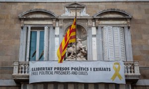 Fotografía de archivo del 20 de marzo de 2019 de la pancarta en la fachada de la Generalitat pidiendo la libertad de los 'presos políticos y exiliados'.