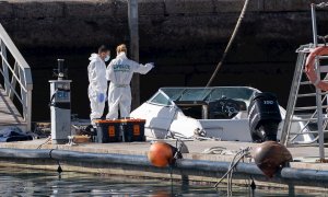 La Policía Científica analiza una embarcación en la base de la Guardia Civil de la dársena pesquera de Santa Cruz de Tenerife, propiedad al parecer del hombre desaparecido con sus dos hijasLa Policía Científica analiza una embarcación en la base de la Gua