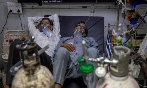 Los pacientes que padecen la enfermedad del coronavirus reciben tratamiento en la sala de urgencias del hospital Lok Nayak Jai Prakash (LNJP), en medio de la propagación de la enfermedad en Nueva Delhi, India.