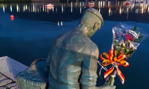 Cantabria amanece con flores en sus estatuas por las muertes laborales durante la pandemia