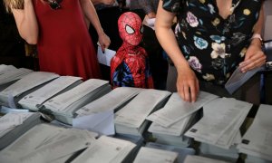 Votación en un colegio electoral de Madrid durante las elecciones autonómicas de 2019.