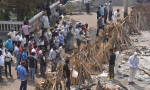 29/04/2021. Imagen de los preparativos de la cremación en un funeral masivo para víctimas de la covid-19, este jueves en Nueva Delhi (India). - EFE