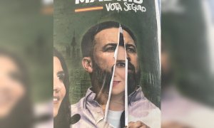 "El octavo pasajero": el cartel de campaña de Vox que es la metáfora perfecta de lo que podría ser el próximo Gobierno de Madrid