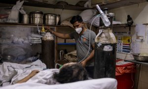1/05/2021. Una mujer contagiada de covid-19 es tratada por el personal médico en una sala de urgencias abarrotada, en un hospital de Nueva Delhi. - Reuters