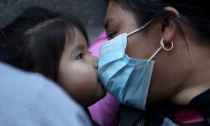 12/04/2021. Imagen de archivo de una madre besando a su hija, en Santiago de Chile. - Reuters