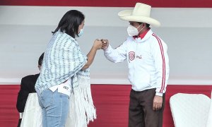 Los candidatos a la presidencia de Perú Keiko Fujimori y Pedro Castillo se saludan al inicio de un debate.