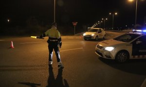 Un control dels Mossos d'Esquadra a la T-11, a Tarragona, minuts després d'entrar en vigor el toc de queda. Foto del 25 d'octubre del 2020.