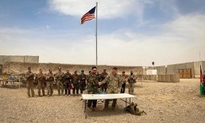 Fotografía facilitada por el Ministerio de Defensa de Afganistán que muestra a un soldado estadounidense y a un soldado del Ejército Nacional Afgano (ANA) dándose la mano.