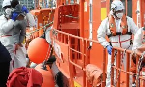Salvamento Marítimo rescata en Canarias una patera con 42 inmigrantes