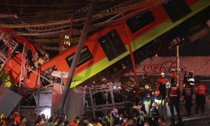 Vista general del colapso de unos vagones del metro esta noche, en la Ciudad de México (México). Al menos 13 personas murieron y otras 70 resultaron heridas al desplomarse en la noche de lunes un puente de la vía elevada de la línea 12 del Metro de Ciudad