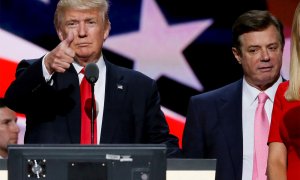 Paul Manafort, junto a Donald Trump durante un acto de campaña del magnate.