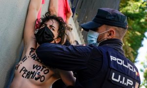 La Policía detiene a activistas de FEMEN que protestaban delante del colegio San Agustín en Madrid.