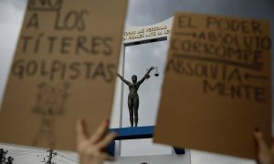 02/05/2021.- Vista del Monumento a la Constitución donde diversas organizaciones de la sociedad civil se manifiestan en contra de la destitución de magistrados de la Sala Constitucional de la Corte Suprema de Justicia, en San Salvador (Salvador).