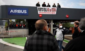 Trabajadores de Airbus en la planta de Getafe manifestándose para defender el mantenimiento de la planta de Puerto Real (Cádiz) el 29 de abrul de 2021.