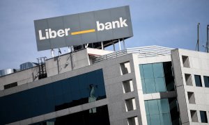 El logo de Liberbank en lo alto de su sede central en  Madrid. E.P./Eduardo Parra