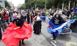 Un grupo de personas baila durante una protesta en rechazo a la violencia ocurrida en las protestas, en el Parque Nacional de Bogotá (Colombia), este 6 de mayo de 2021.