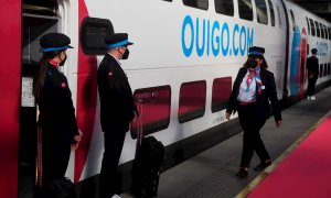 En la imagen, uno de los trenes de Ouigo, que este viernes hace su viaje inaugural entre Madrid y Barcelona, en la estación de Atocha.