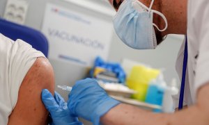 06/05/2021.- Una enfermera administra la vacuna de AstraZeneca en el Hospital de Emergencias Enfermera Isabel Zendal de Madrid. EFE/ Emilio Naranjo/Archivo