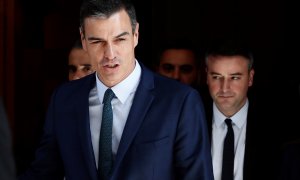 El presidente del Gobierno, Pedro Sánchez, sale del Congreso de los Diputados acompañado por su jefe de Gabinete, Iván Redondo. EFE