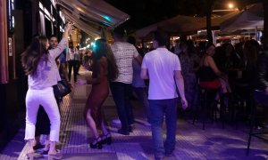09/05/2021. Varias personas en la terraza de un bar en la primera noche sin toque de queda, en Sevilla. - EUROPA PRESS