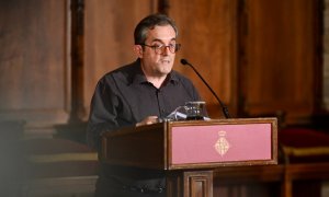 L'escriptor Manel Ollé, recollint el Premi Jocs Florals 2021 al Saló de Cent de l'Ajuntament de Barcelona.