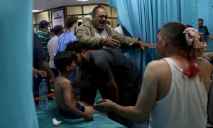Palestinos en un hospital del norte de Gaza tras el bombardeo de Israel.