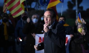 L'exconseller Josep Rull s'adreça a un seguit de persones que li han donat suport a l'entrada a la presó de Lledoners el 12 de març del 2021.