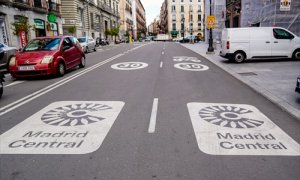 Dos señales de Madrid Central en la carretera, a 11 de mayo de 2021, en Madrid (España).