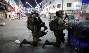 Tropas israelíes durante enfrentamientos con manifestantes palestinos en el centro de la ciudad de Hebrón, en Cisjordania.