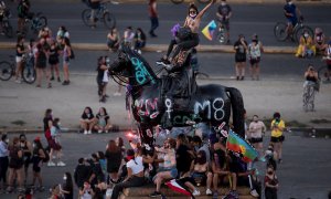 Fotografía fechada el 8 de marzo de 2021 que muestra a mujeres mientras protestas con motivo del Día Internacional de la Mujer, en la Plaza Italia, rebautizada como Plaza de la Dignidad, en Santiago (Chile).