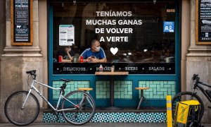 Una pareja de turistas en un bar de Barcelona, durante el primer día sin toque de queda en Catalunya.