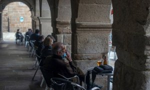 Un hombre toma una cerveza en la terraza de un bar de Ourense.